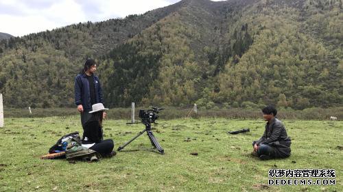 陈希在四川藏区拍摄纪录片《阿坝吻礼》。受访者供图
