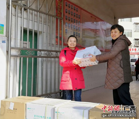 桂林医务人员爱心捐助到瑶乡 真诚帮扶送健康